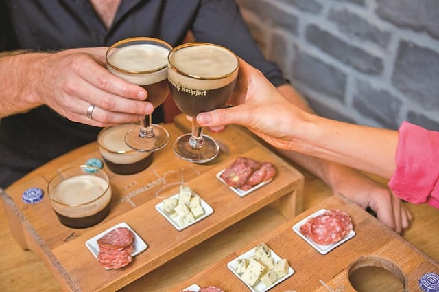 Eine Höhle mit einem Unterwassersee