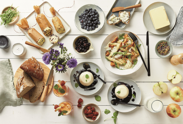 Gedeckter Tisch mit Brotzeit