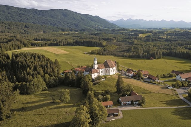 Eine Höhle mit einem Unterwassersee
