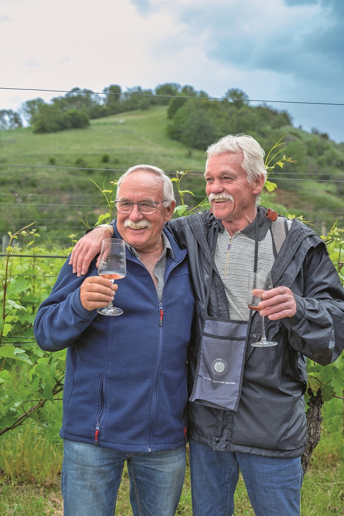Zwei Wanderer auf einem Wanderweg im Grünen