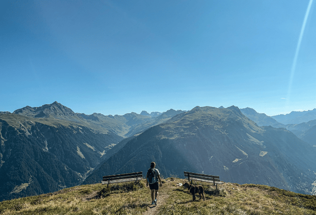 Einsame Wanderin vor einem gewaltigen Bergpanorama