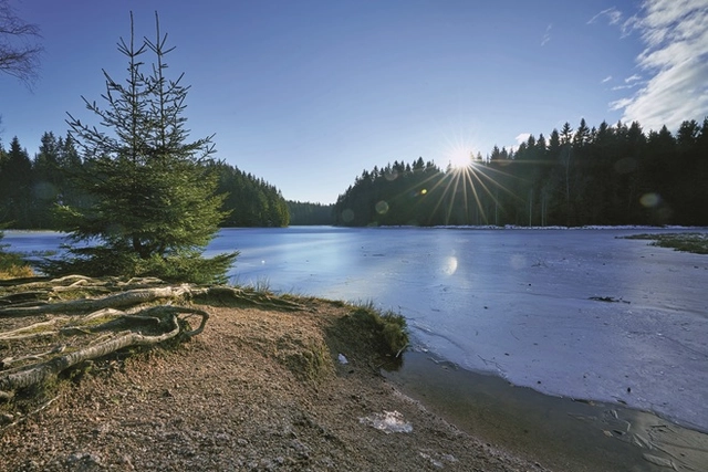 Eine Höhle mit einem Unterwassersee