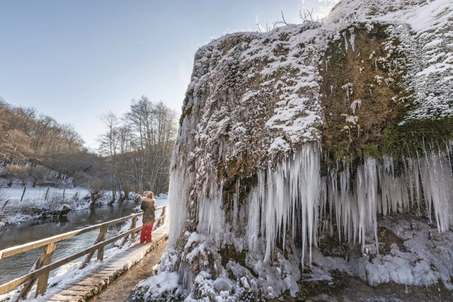 Eine Höhle mit einem Unterwassersee