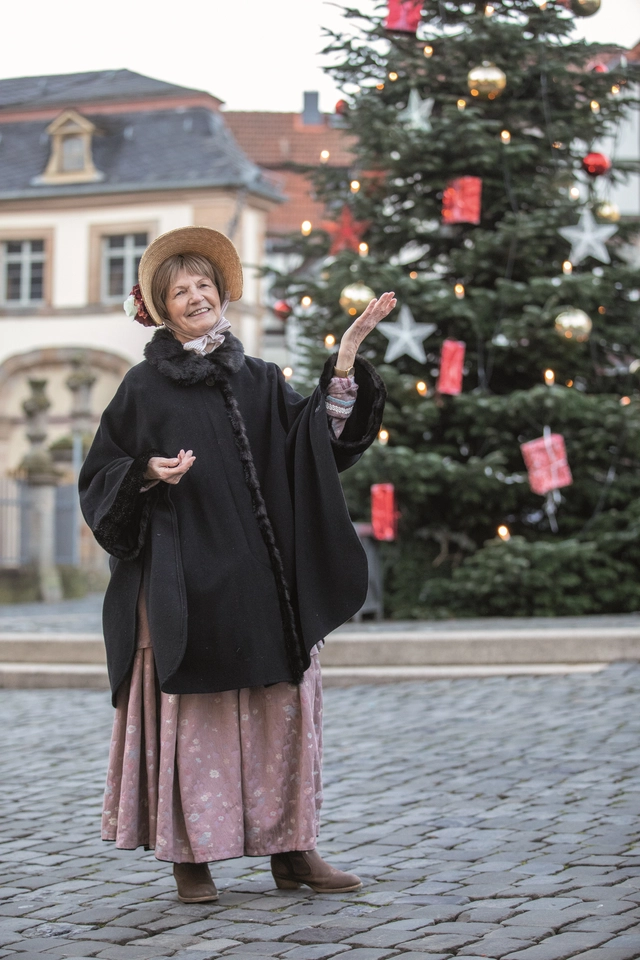 Zwei Wanderer auf einem Wanderweg im Grünen