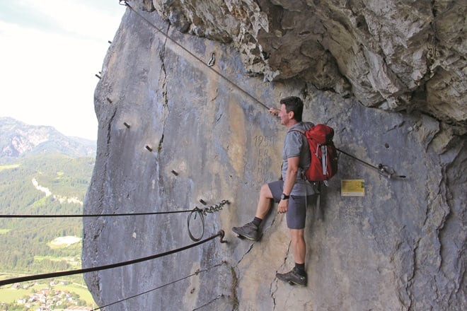 Eine Höhle mit einem Unterwassersee