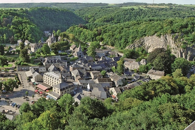 Zwei Wanderer auf einem Wanderweg im Grünen