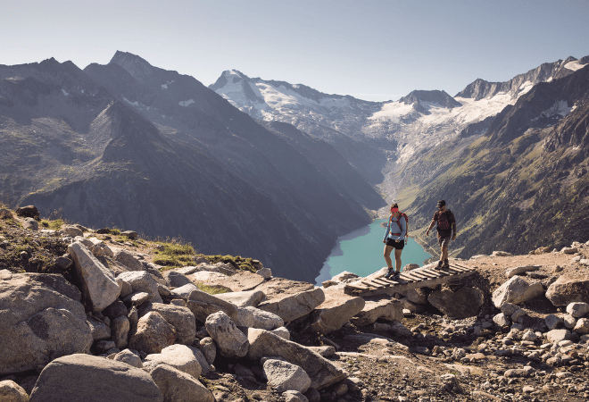 Wanderer vor Bergpanorama