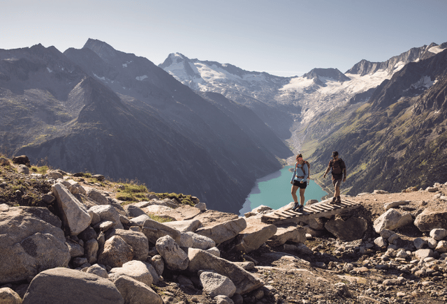 Wanderer vor Bergpanorama