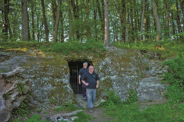 Eine Höhle mit einem Unterwassersee
