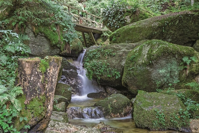 Eine Höhle mit einem Unterwassersee