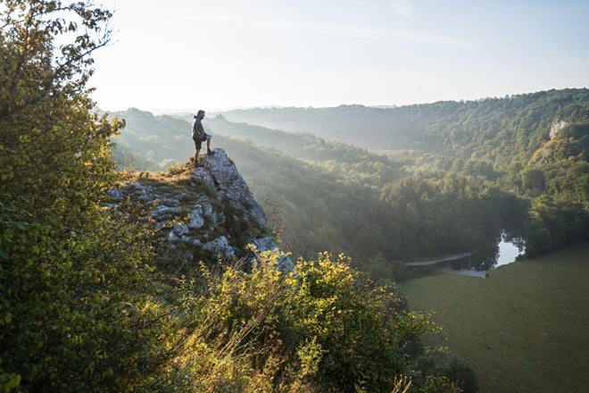 Wanderer auf Wanderweg mit Screenshot aus der App