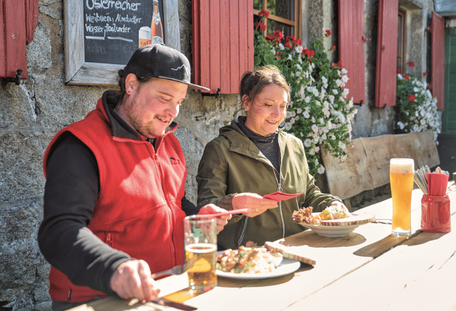 Paar auf einer Hütte am Essen
