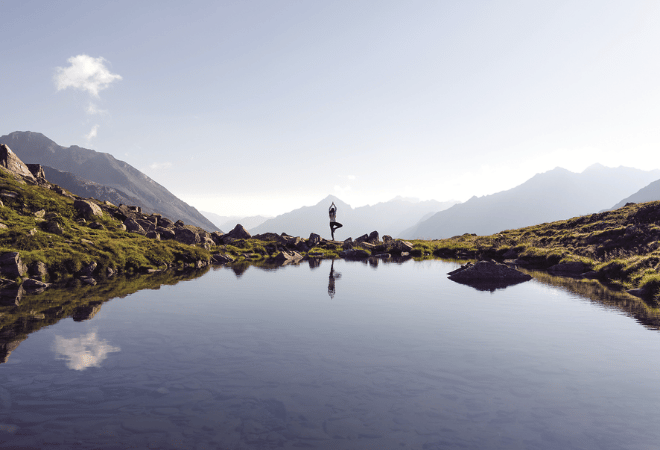 Yoga neben einem Bergsee