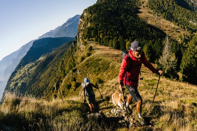Gedeckter Tisch auf einer Alm