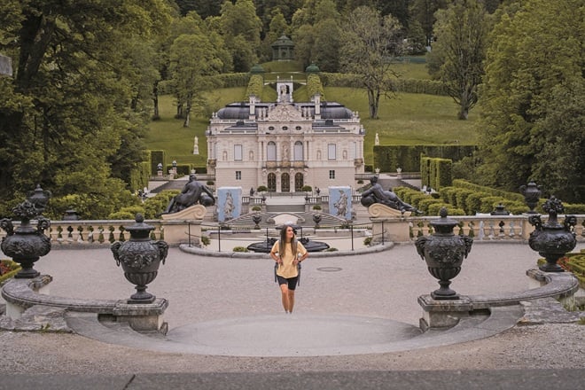 Zwei Wanderer auf einem Wanderweg im Grünen