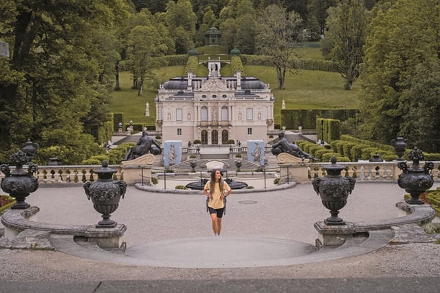 Zwei Wanderer auf einem Wanderweg im Grünen