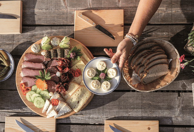 Gedeckter Tisch auf einer Alm