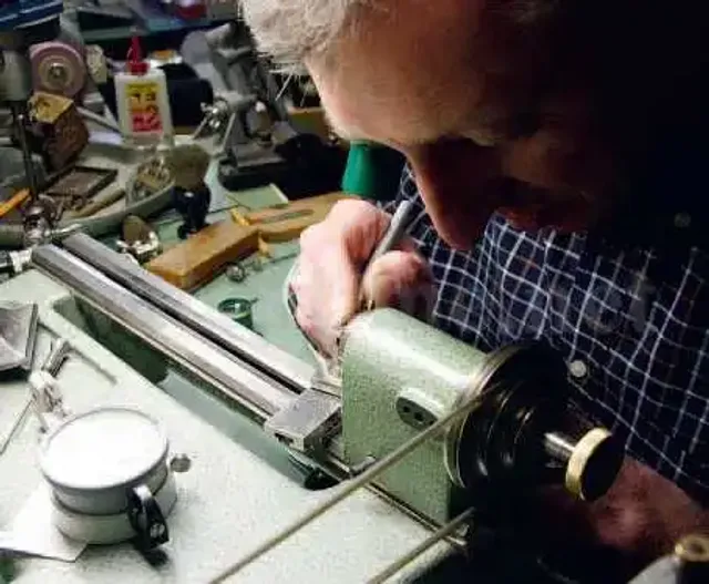 Uhrmachermeister Hermann Grieb baut Ersatzteile für historische Uhrwerke selbst. An der Drehbank entstehen zum Beispiel Stifte. 