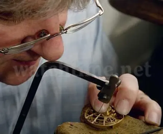 Graveurmeister Jochen Benzinger veredelt die Werke und Zifferblätter der Platinum-Uhren. Hier skelettiert er eine Platine