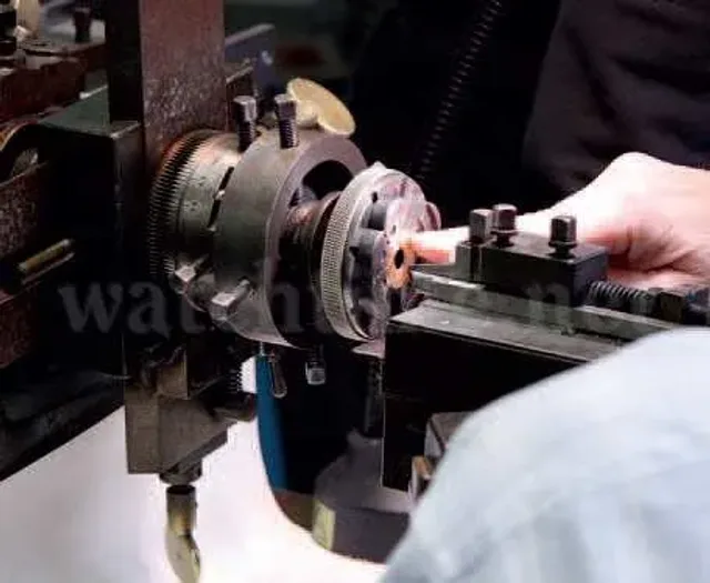 Das Guillochieren – eine Fertigkeit, die nicht mehr gelehrt wird – hat Jochen Benzinger in Eigenregie zur Meisterschaft gebracht