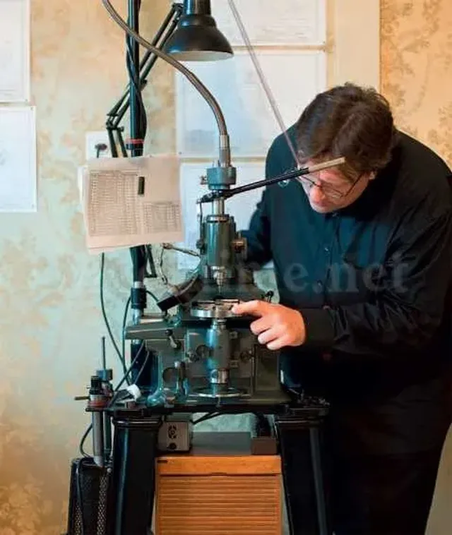 Von Hand geführte Dreh- und Fräsmaschinen ersetzten computergesteuerte