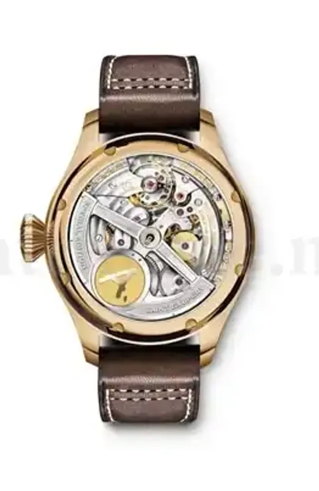 Die Schwungmasse trägt den gravierten Schriftzug Edition Saint Exupéry und ein Medaillon aus Gold mit der Initiale A. 