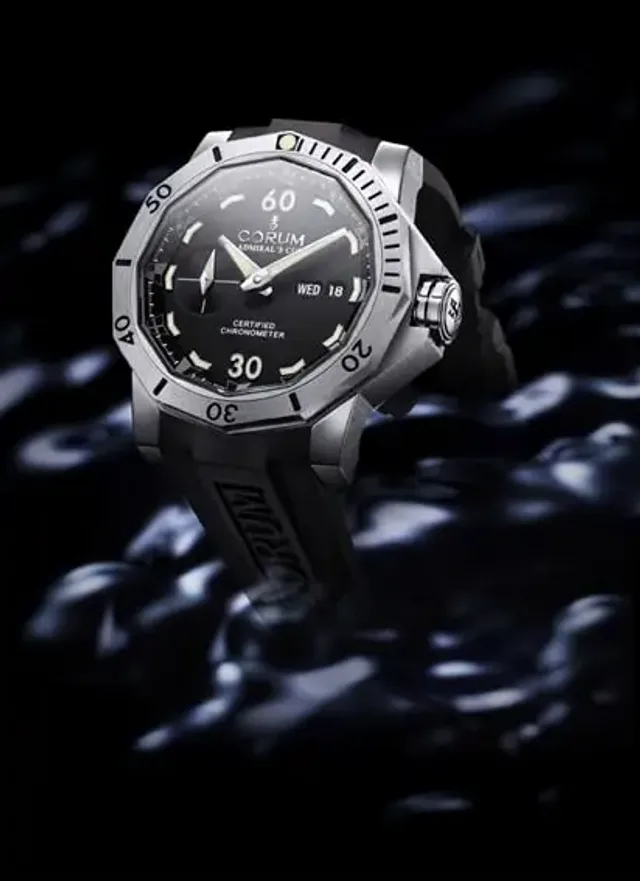 Zwölf nautische Flaggensymbole dienen auch als Stundenmarkierung der Seafender 46 Dive