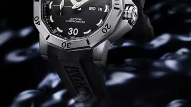 Zwölf nautische Flaggensymbole dienen auch als Stundenmarkierung der Seafender 46 Dive