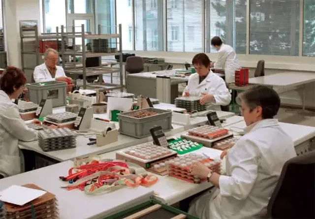 Die eingesendeten Werke werden auf kleinen Paletten gestapelt und für die Tests vorbereitet