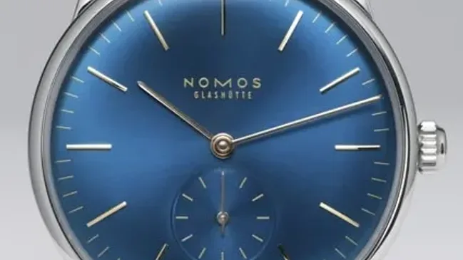 Sommerliches Bicolor: Das Blau des Zifferblatts verleiht der Orion-Sonderauflage ihre Frische.