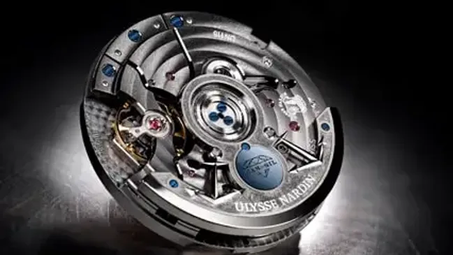 Auch beim neuen Automatikkaliber UN-118 zeigt sich Ulysse Nardin innovativ in der Materialwahl