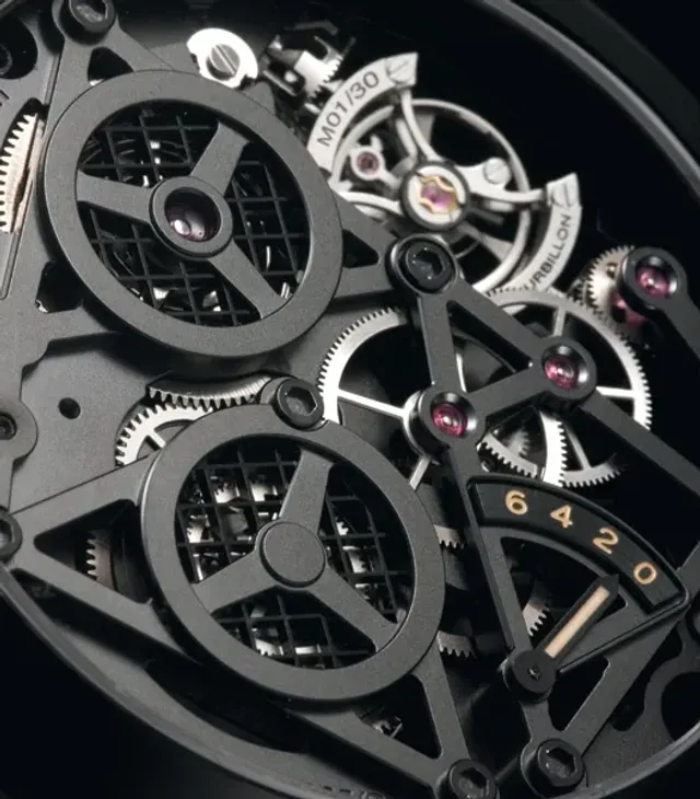 Ungewöhnlich: Beim »Radiomir Tourbillon GMT Ceramica« von Panerai trägt das Kaliber P2005-S die Information zur verbleibenden Energie auf der Rückseite