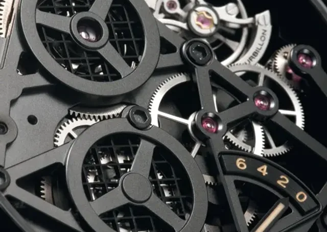 Ungewöhnlich: Beim »Radiomir Tourbillon GMT Ceramica« von Panerai trägt das Kaliber P2005-S die Information zur verbleibenden Energie auf der Rückseite