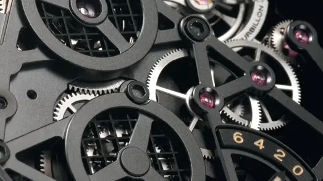 Ungewöhnlich: Beim »Radiomir Tourbillon GMT Ceramica« von Panerai trägt das Kaliber P2005-S die Information zur verbleibenden Energie auf der Rückseite