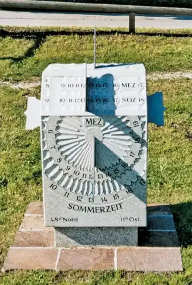 Das Süd-Zifferblatt mit darüberliegendem erdachsparallelen Zifferblatt der quaderförmigen Sonnenuhr 