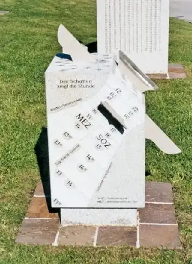 Das West-Zifferblatt der quaderförmigen Sonnenuhr zeigt die mitteleuropäische Zeit, die Sommerzeit sowie Winter- und Sommersonnenwende an