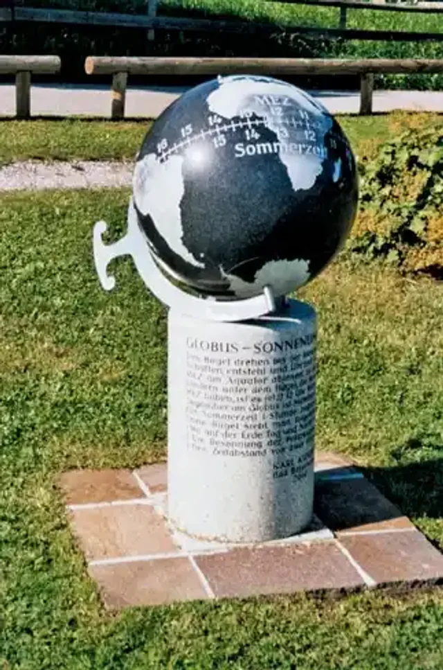 Die Sonnenuhr hat die Form einer Weltkugel 