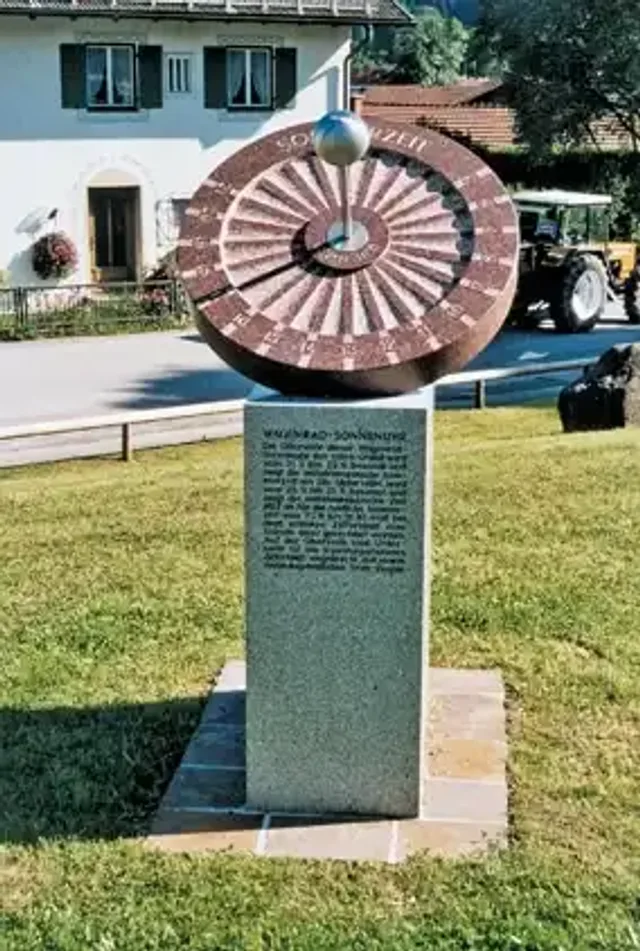 Das Zifferblatt der Wagenrad-Sonnenuhr ist äquatorparallel angeordnet