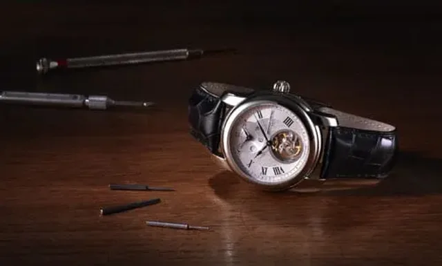 Mit zweiter Zeit: die Heart Beat Manufacture GMT Automatik von Frédérique Constant