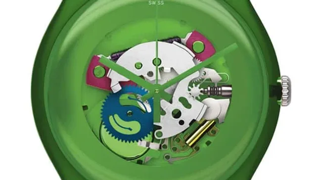 Bunte Plastikuhr mit freigelegtem Werk