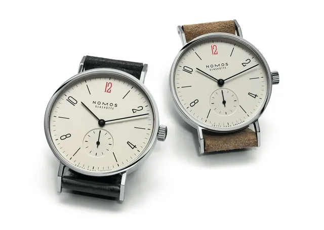 Die Tangente mit schwarzem Pferdelederband misst 35 Millimeter, die Veloursversion ist 33 Millimeter groß.