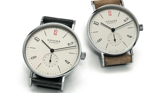 Die Tangente mit schwarzem Pferdelederband misst 35 Millimeter, die Veloursversion ist 33 Millimeter groß.