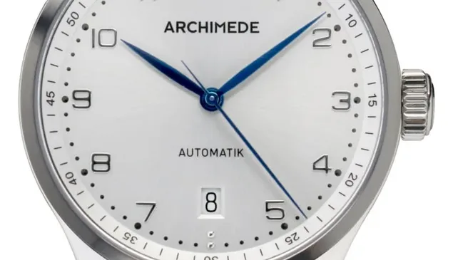 Das Zifferblatt steht in Braun, Schwarz oder versilbert zur Wahl und trägt handapplizierte Zahlen.