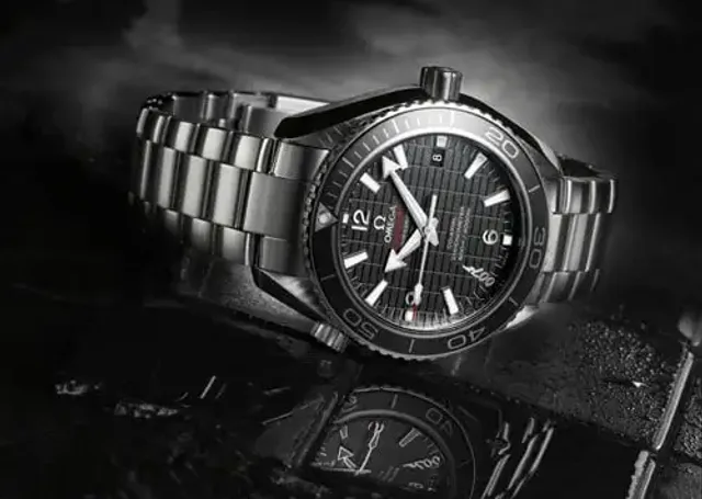 Bei 7 Uhr findet sich das 007-Logo