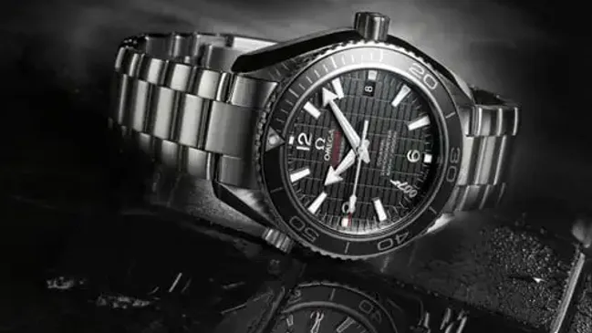 Bei 7 Uhr findet sich das 007-Logo