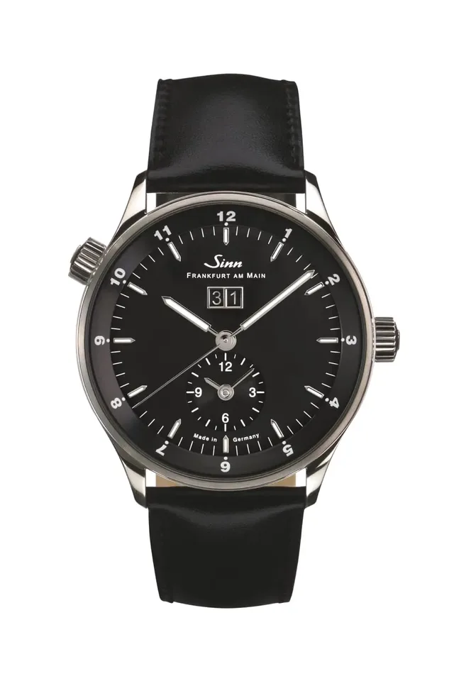 Saphirglas gewährt Einblicke auf das Großdatum und das Kaliber ETA 2892-A2.