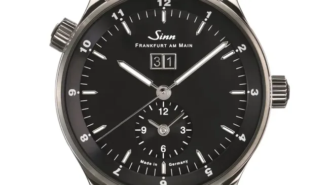 Saphirglas gewährt Einblicke auf das Großdatum und das Kaliber ETA 2892-A2.