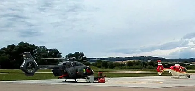 Letzte Überprüfung des Hubschraubers kurz vor dem Schauflug