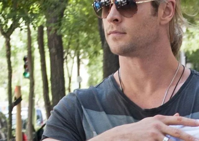 Chris Hemsworth wears Fabergé HR 2