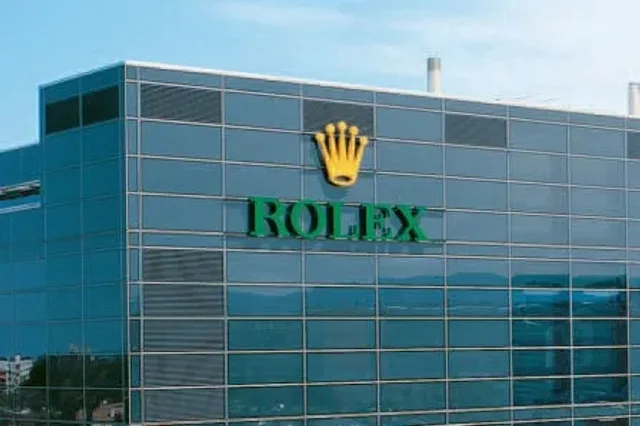 Die berühmte Krone mit dem Markenschriftzug an der Fassade der Genfer Produktion